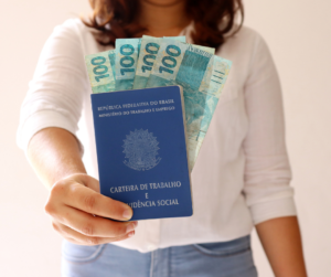 Assinatura da Carteira de Trabalho e Previdência Social (CTPS)