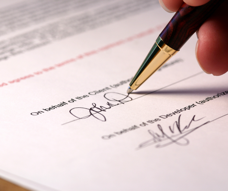 O contrato de experiência, previsto na CLT, é um acordo de trabalho por prazo determinado, máximo de 90 dias, permitindo uma única prorrogação sem ultrapassar este limite. Essencialmente escrito e registrado na CTPS, ele avalia a relação empregador-empregado. Durante este período, em casos de gravidez, a funcionária tem estabilidade garantida até cinco meses após o parto. Se houver afastamento por doença, o contrato é suspenso após o 15º dia. Ao término, se não renovado, o empregado tem direitos específicos, exceto aviso prévio e 40% do FGTS. Rescisões antecipadas têm regras distintas baseadas na presença ou ausência de uma cláusula assecuratória e na natureza da rescisão.